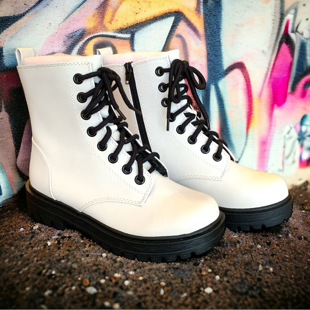*NEW* SODA All About That Lace White Combat Boots Sz 8.5